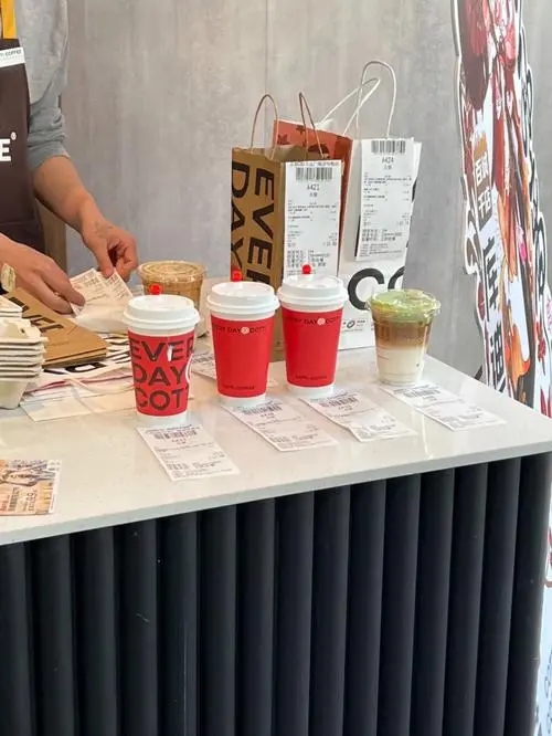 库迪咖啡加盟电话：400-088-2802
